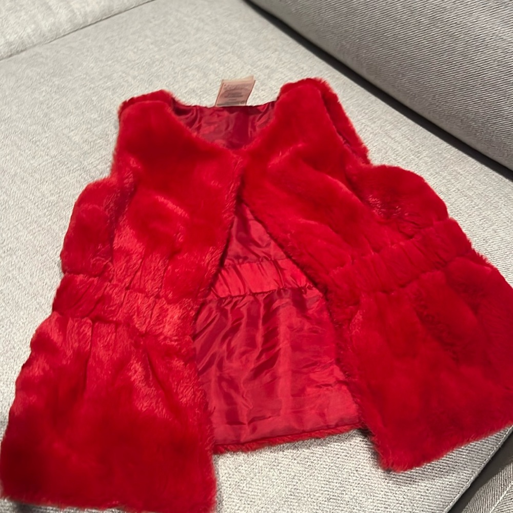 Red fur vest for baby size 24 months. First impressions.